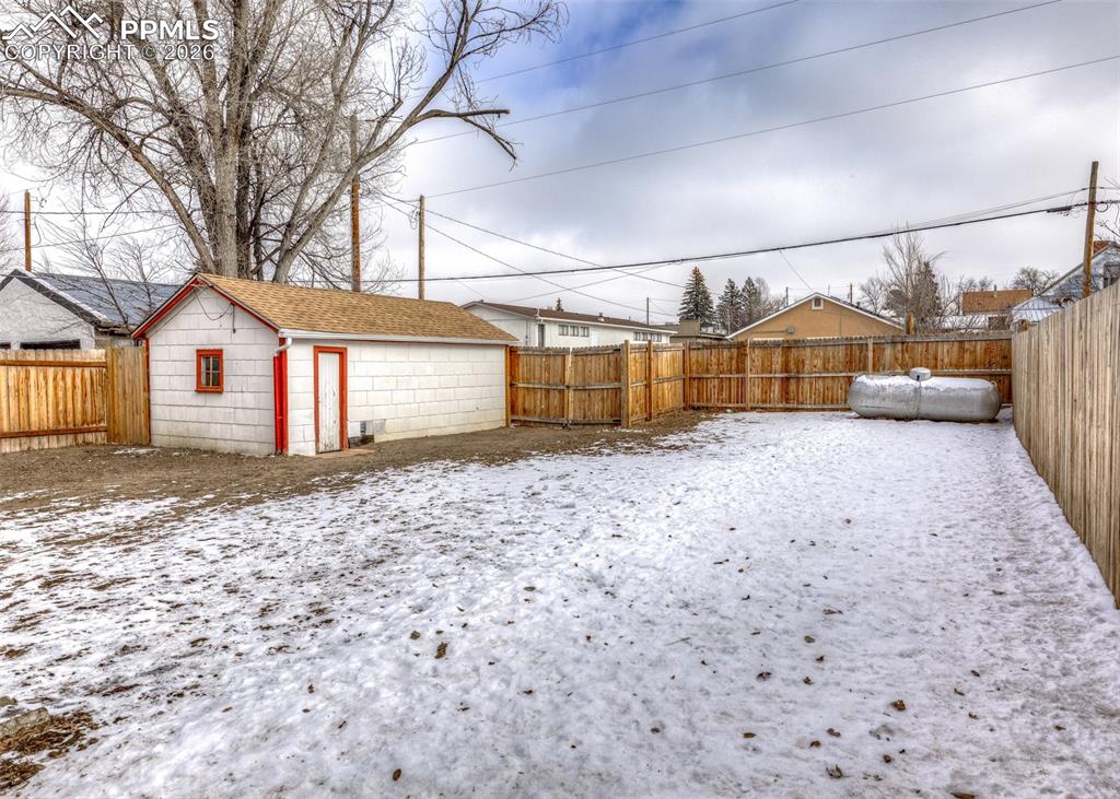 Image 38 of 40: Yard