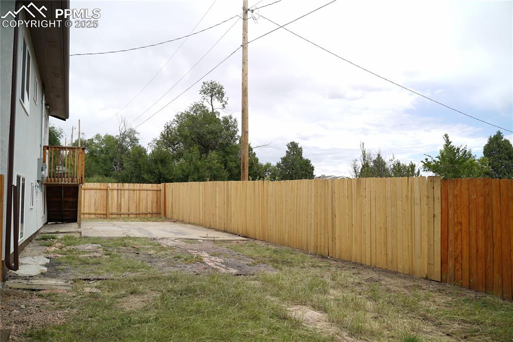 Image 4 of 17: Yard