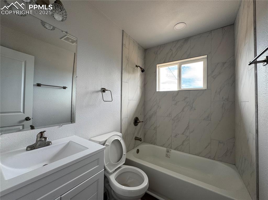 Image 7 of 17: Upstairs Unit Bathroom