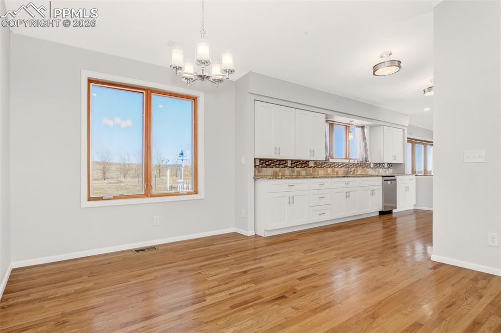 Image 17 of 43: Kitchen