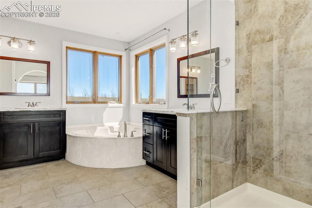 Image 23 of 43: Bathroom