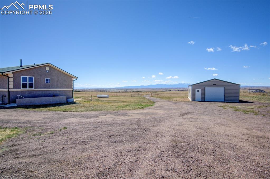 Image 35 of 43: Yard