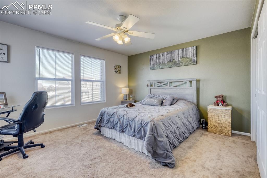 Image 10 of 11: Bedroom