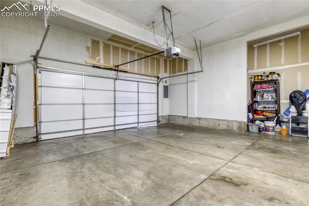 Image 11 of 11: Garage