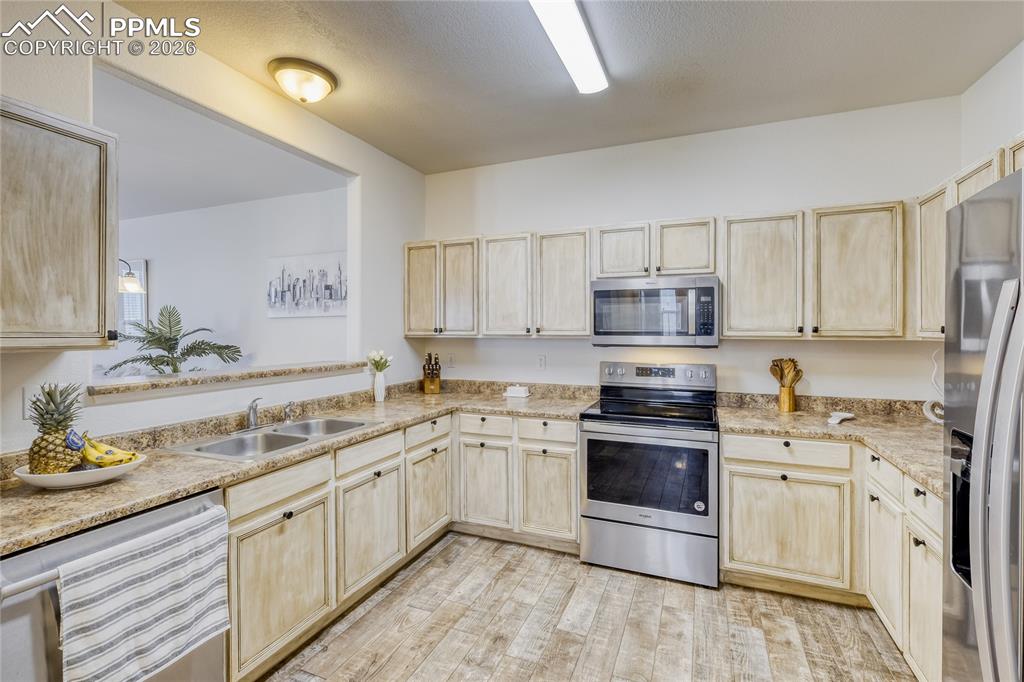 Image 4 of 11: Kitchen