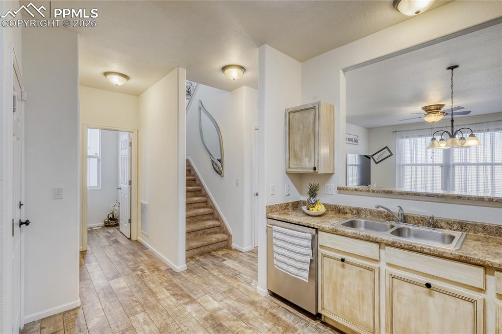 Image 5 of 11: Kitchen