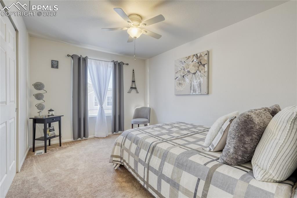 Image 8 of 11: Bedroom