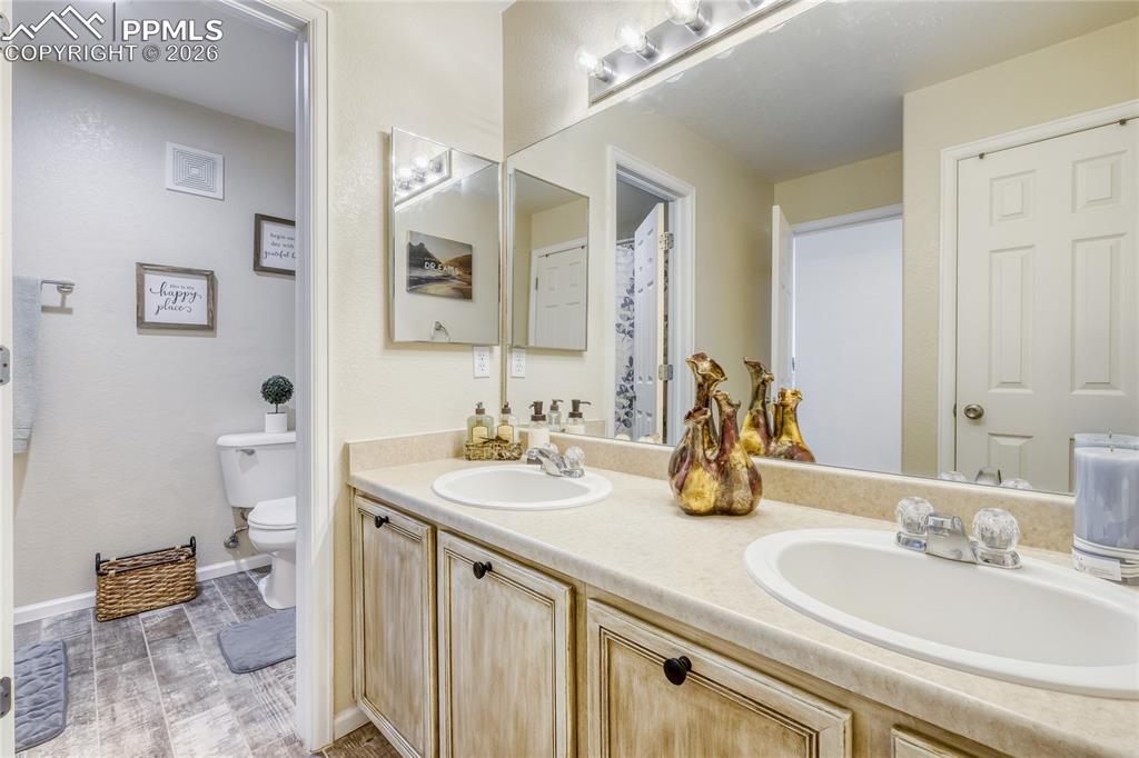 Image 9 of 11: Bathroom