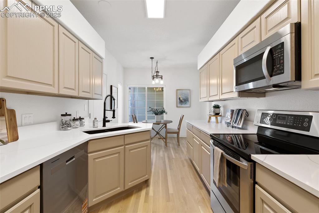 Image 10 of 30: Kitchen