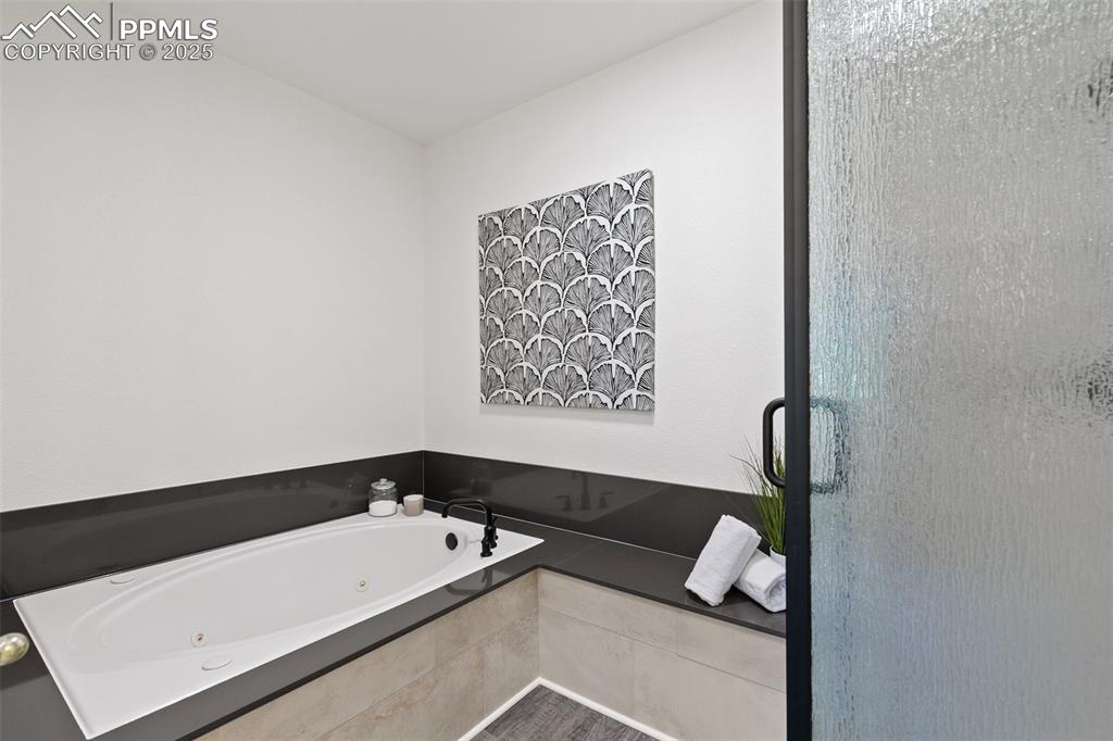 Image 14 of 30: Bathroom