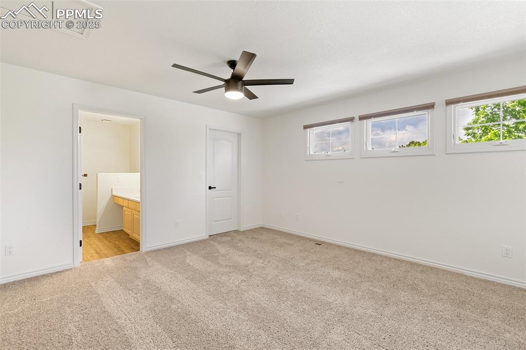 Image 18 of 30: Bedroom