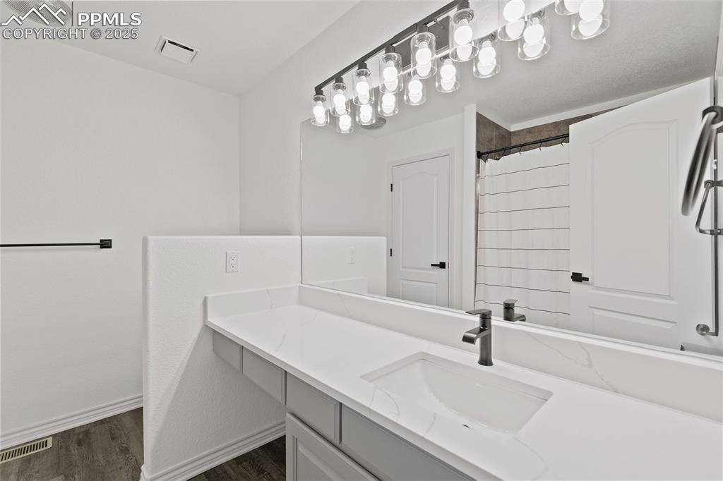 Image 19 of 30: Bathroom