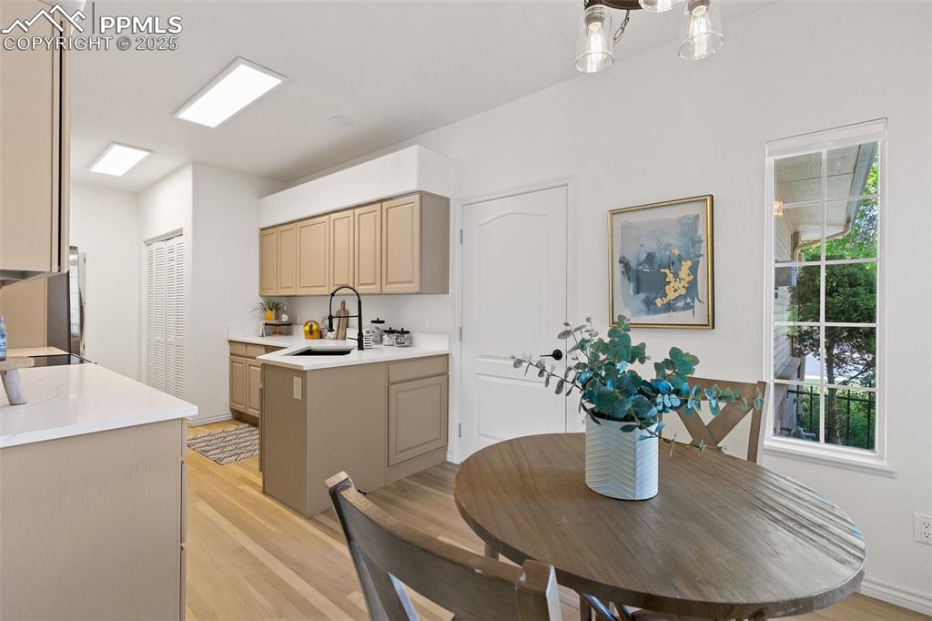 Image 8 of 30: Kitchen