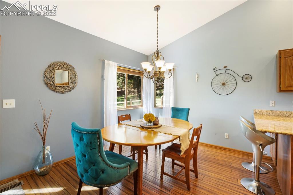 Image 16 of 50: Dining Area