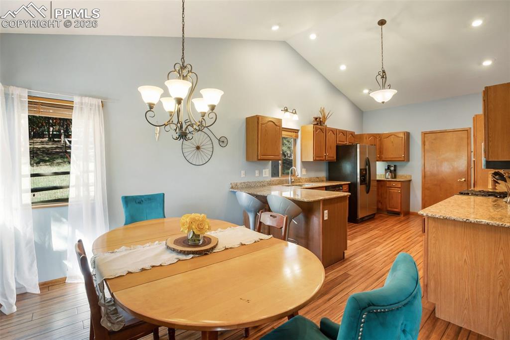 Image 17 of 50: Dining Area