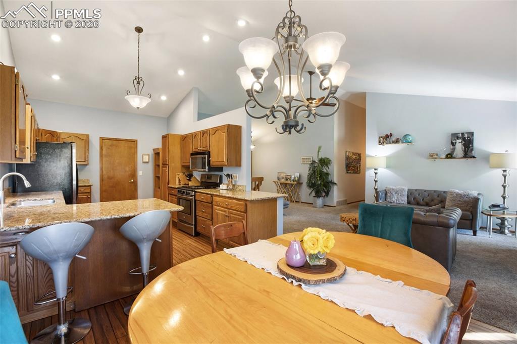 Image 18 of 50: Dining Area