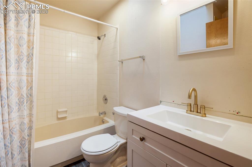 Image 24 of 50: Bathroom