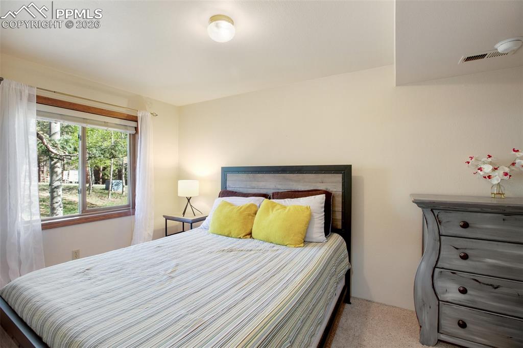 Image 35 of 50: Bedroom