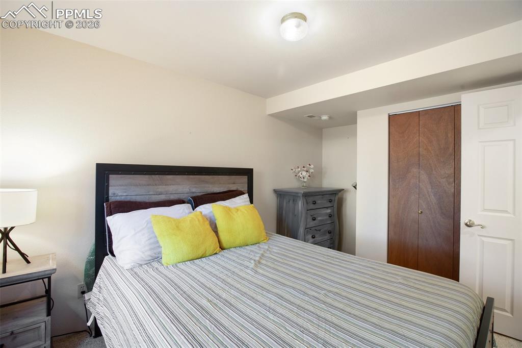 Image 36 of 50: Bedroom