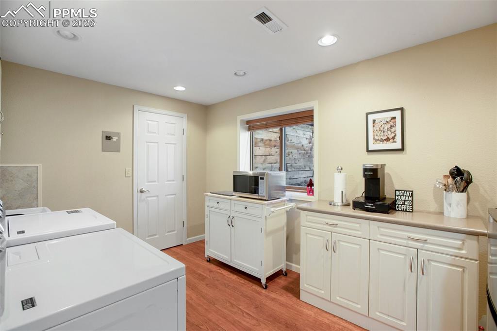 Image 37 of 50: Laundry