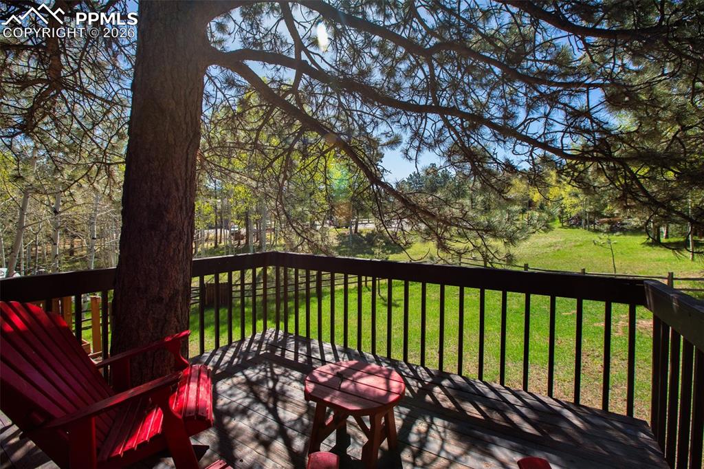 Image 40 of 50: Deck