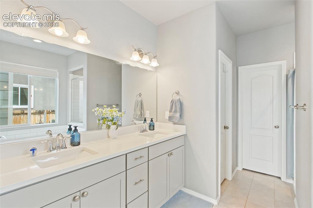 Image 17 of 49: Bathroom