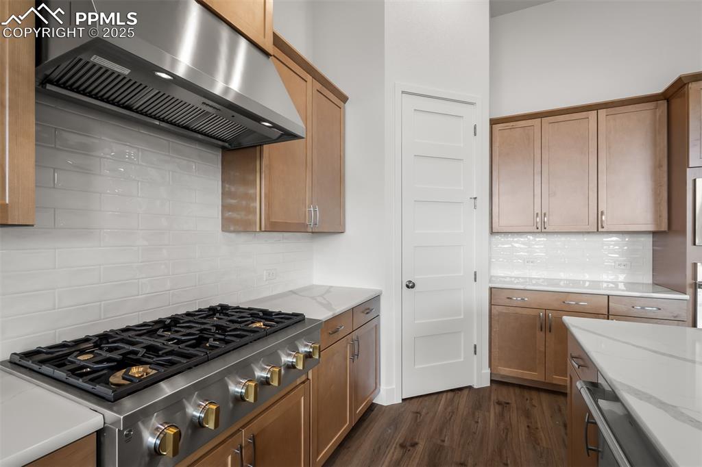 Image 10 of 38: Kitchen