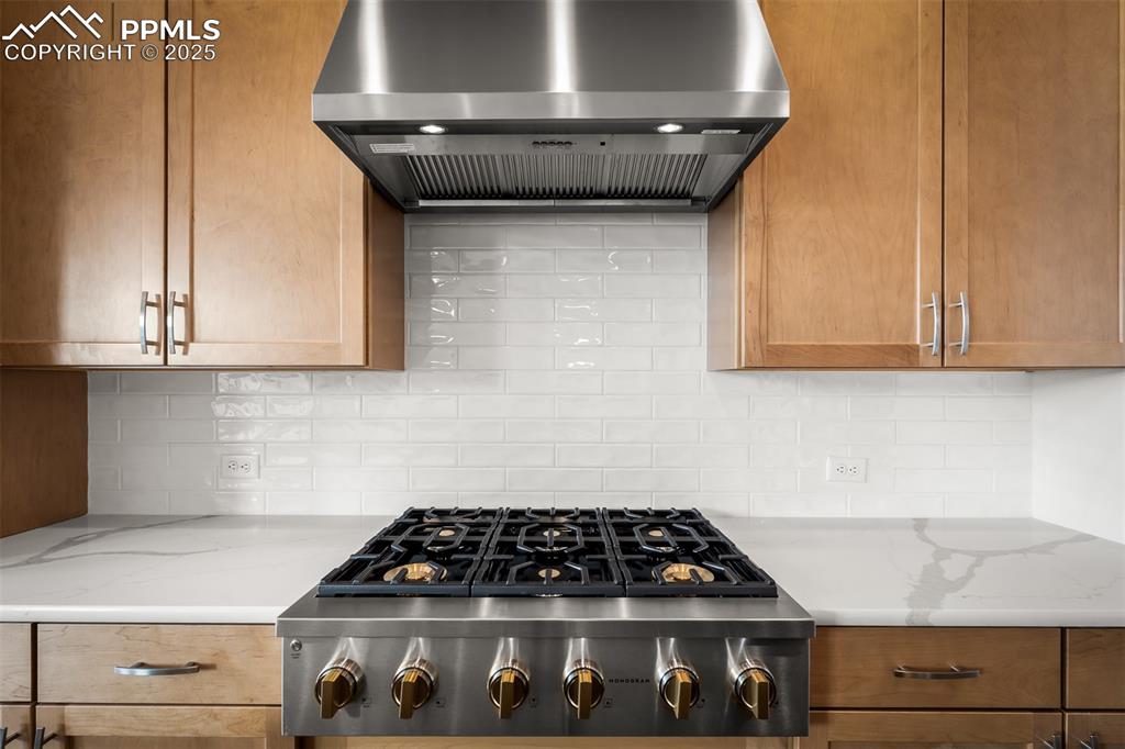 Image 11 of 38: Kitchen