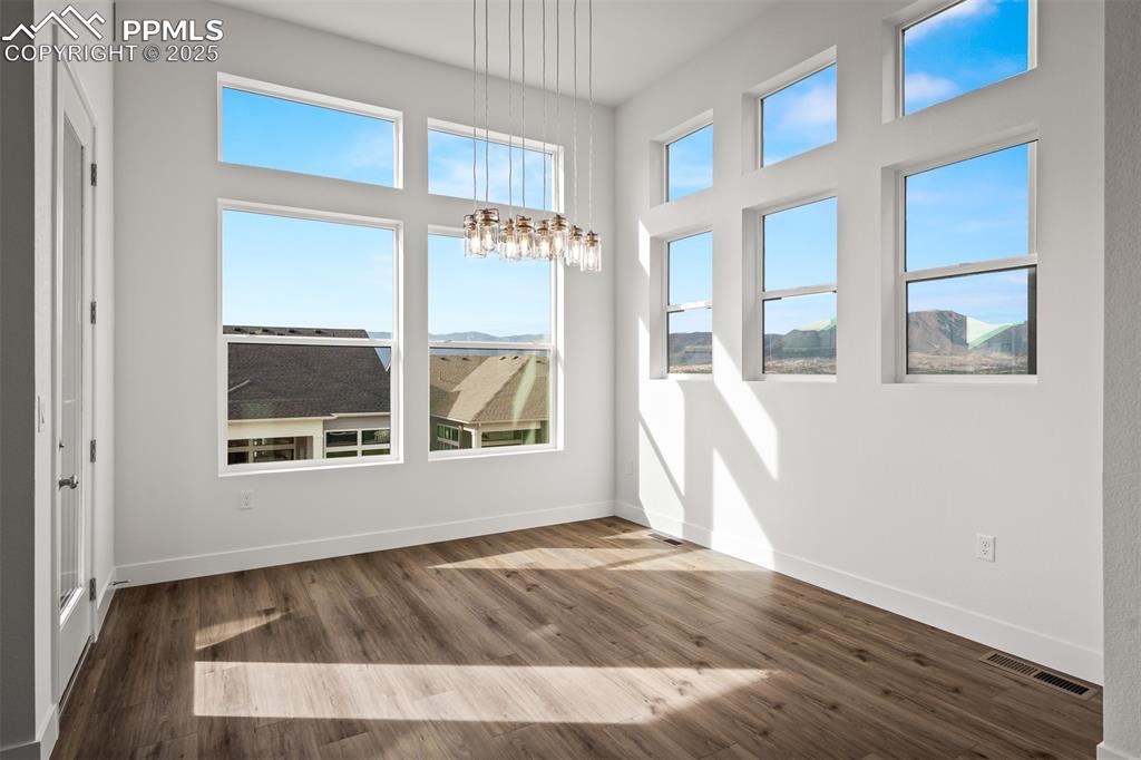 Image 14 of 38: Dining Area