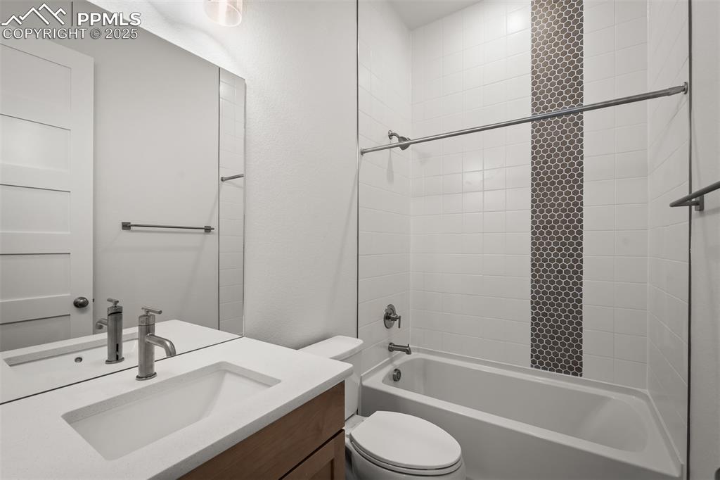 Image 24 of 38: Bathroom