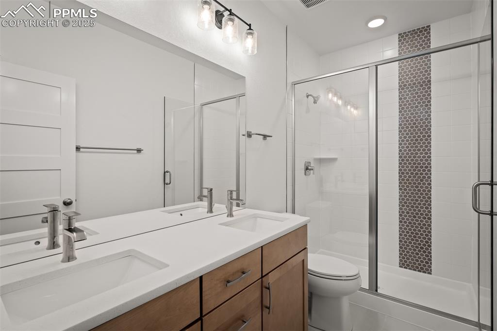 Image 32 of 38: Bathroom