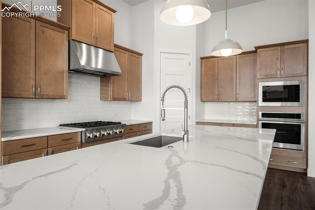 Image 9 of 38: Kitchen