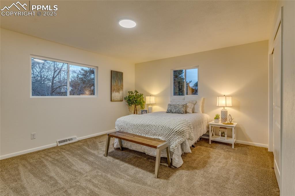 Image 14 of 44: Bedroom