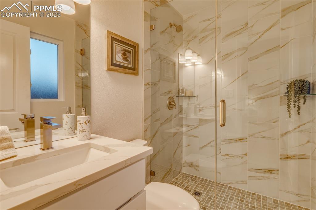 Image 15 of 44: Bathroom