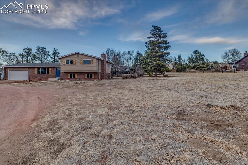 Image 33 of 44: Yard