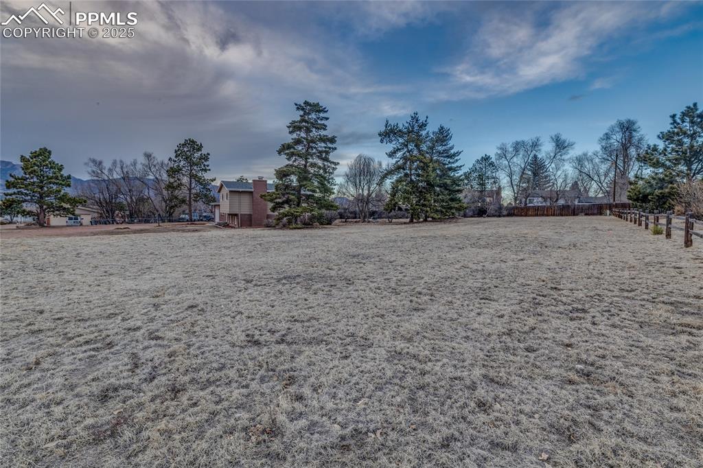 Image 34 of 44: Yard