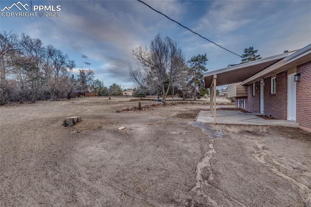 Image 35 of 44: Yard