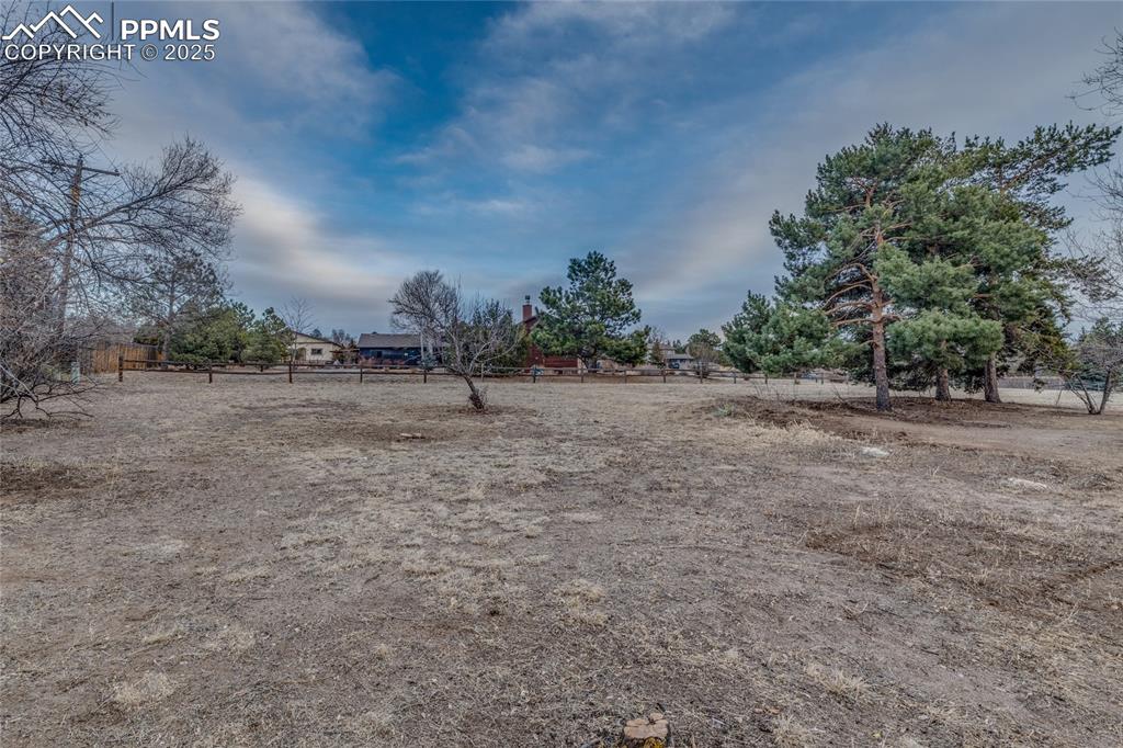 Image 43 of 44: Yard