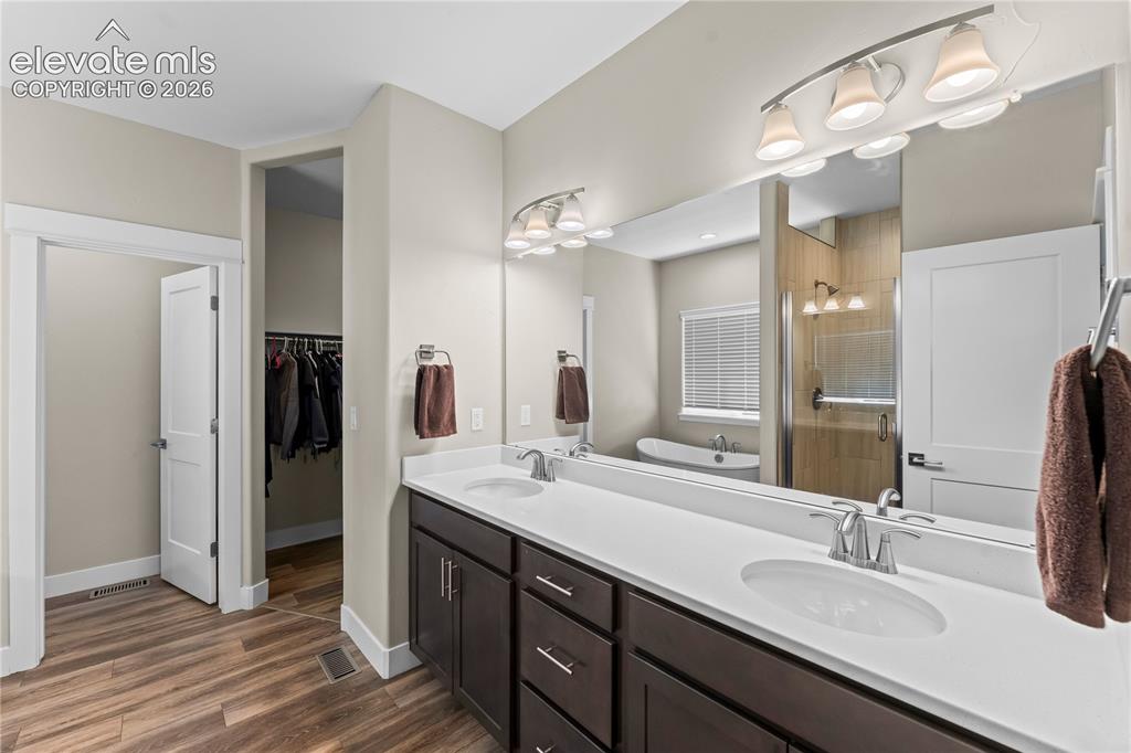 Image 17 of 43: Bathroom