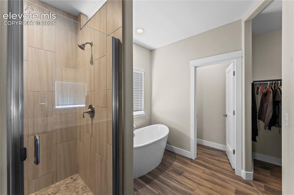 Image 18 of 43: Bathroom