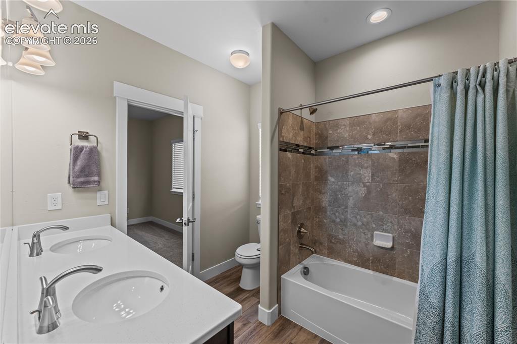 Image 20 of 43: Bathroom