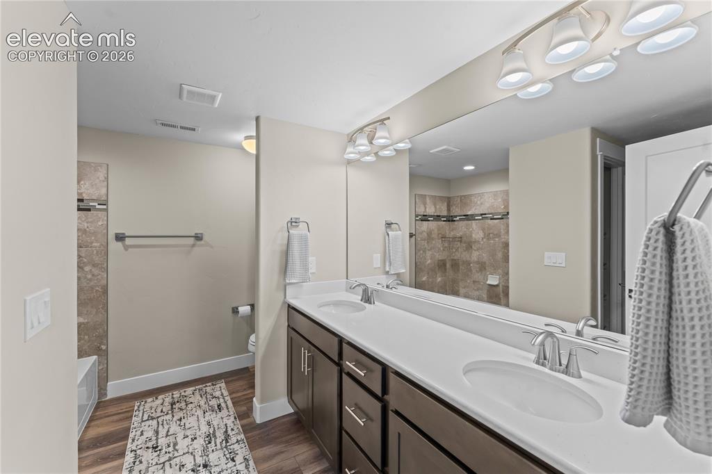 Image 35 of 43: Bathroom