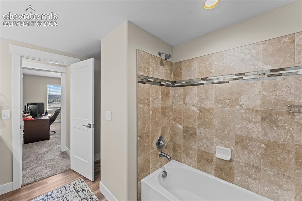 Image 36 of 43: Bathroom