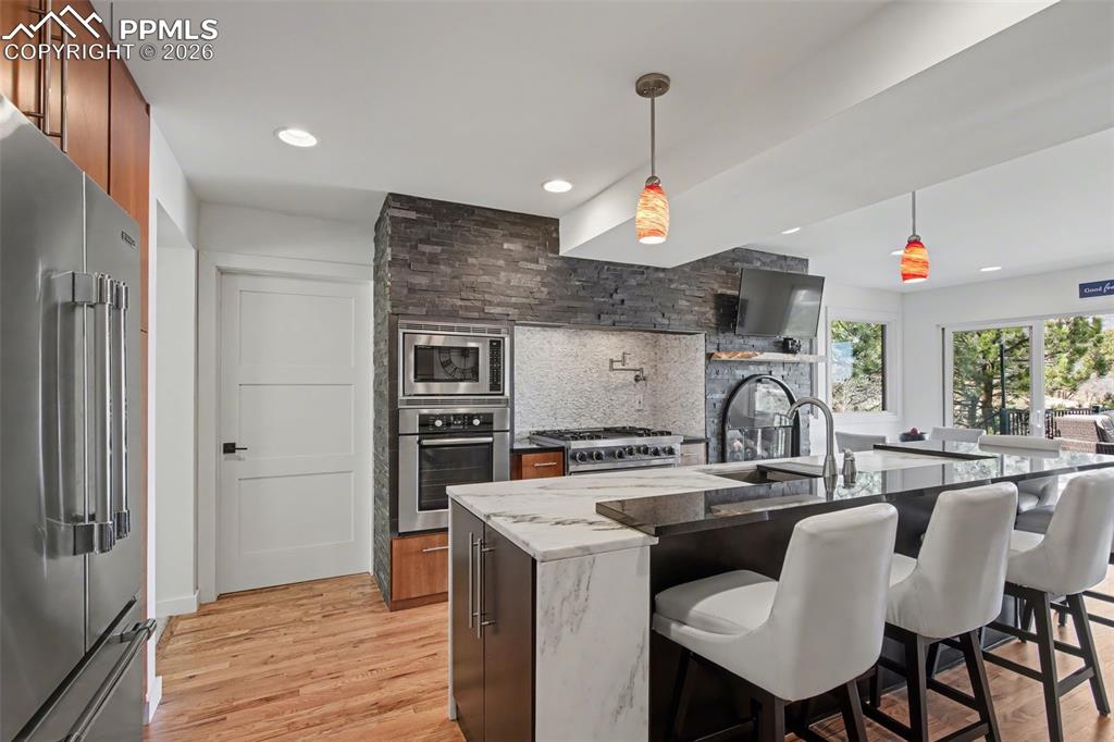 Image 3 of 50: Gourmet kitchen 