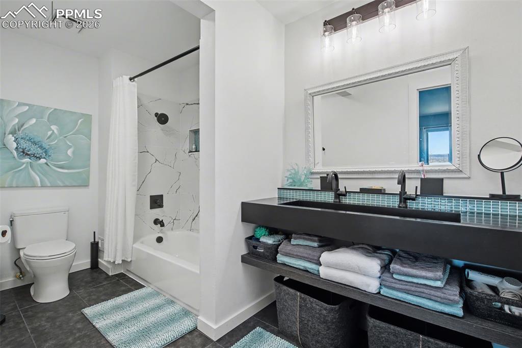 Image 31 of 50: secondary suite bathroom