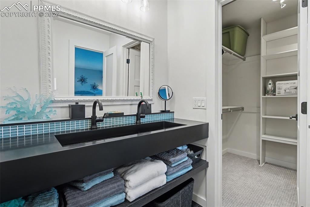 Image 32 of 50: Bathroom