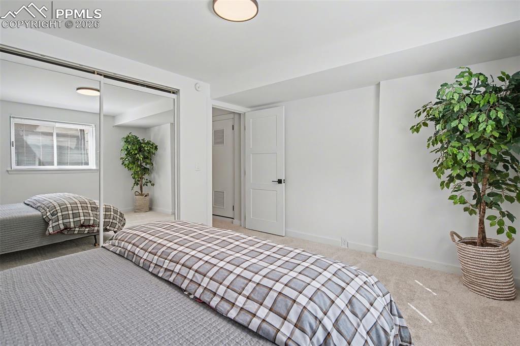 Image 34 of 50: Bedroom