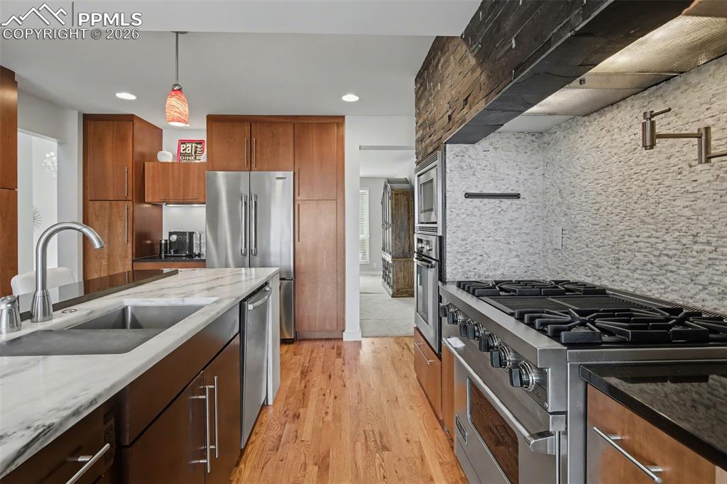 Image 5 of 50: Kitchen