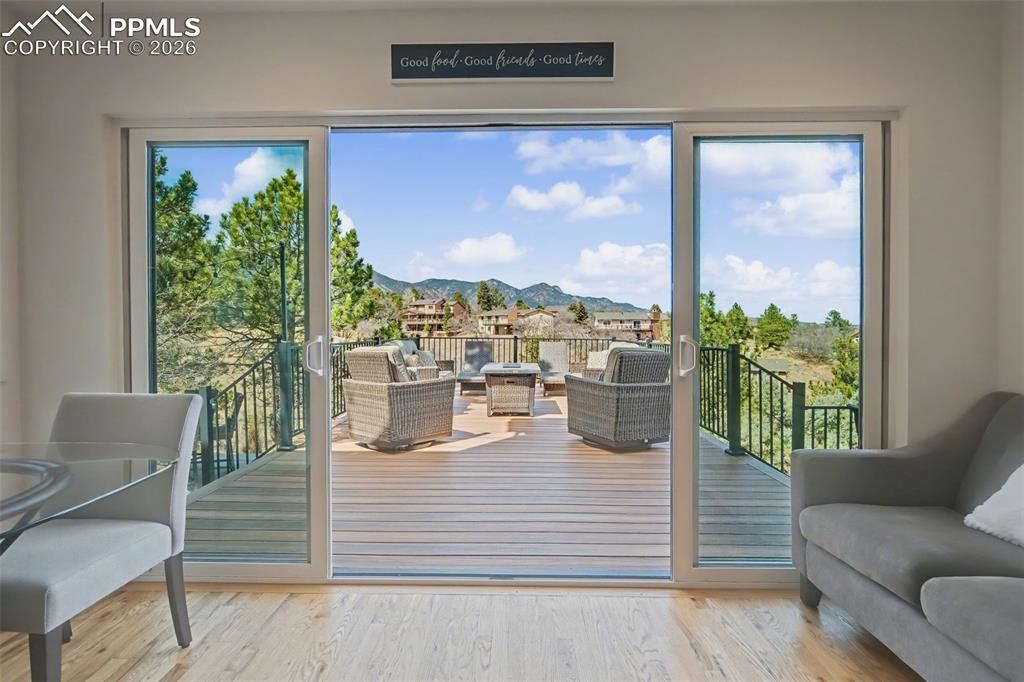 Image 7 of 50: Dining Area