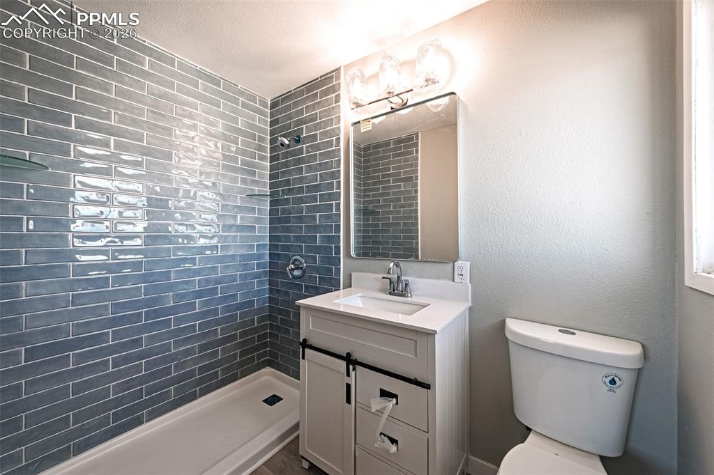 Image 13 of 34: Bathroom